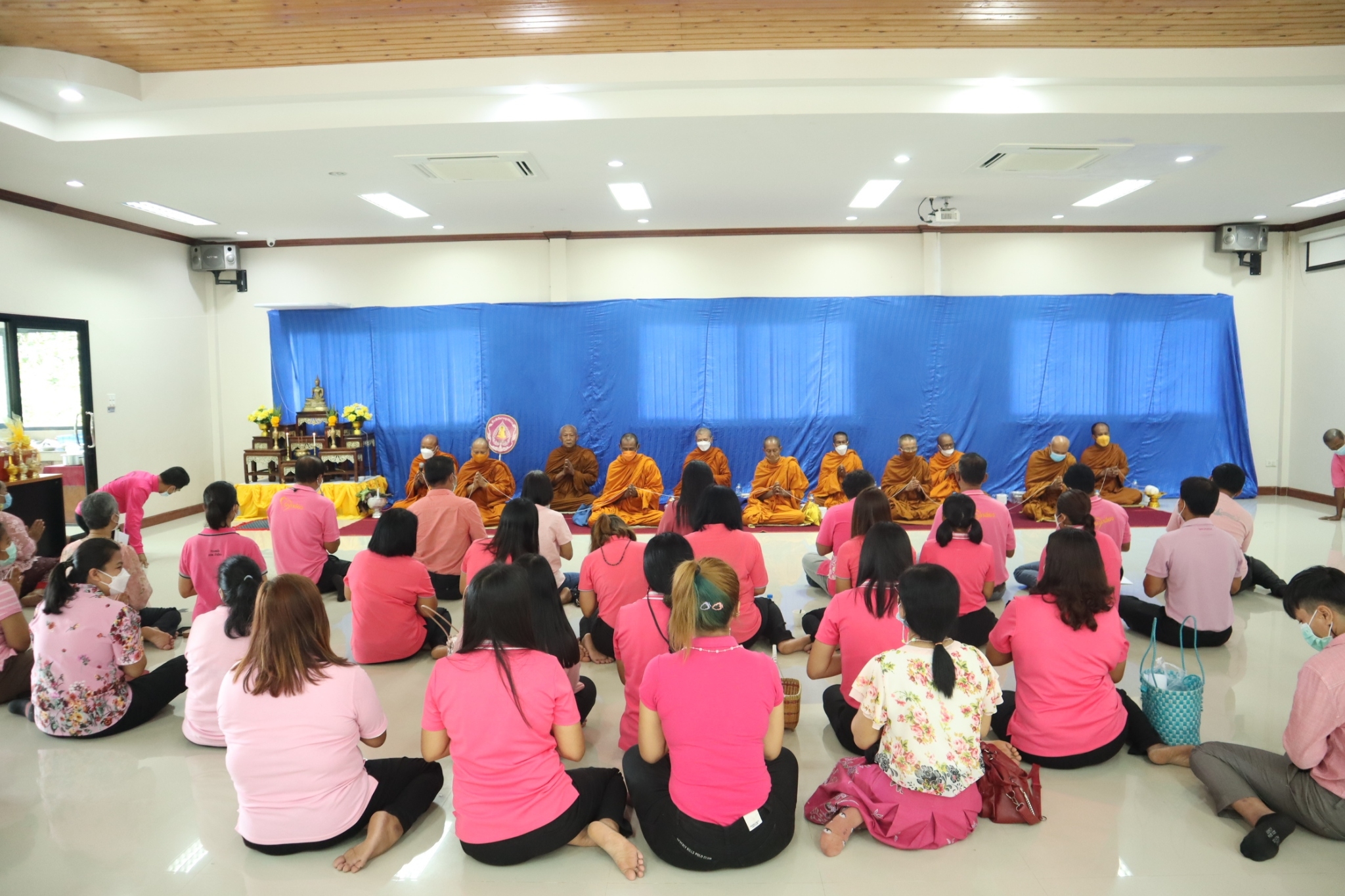 พิธีทำบุญสำนักงานถวายภัตตาหารเพลแด่พระสงฆ์ 11 รูป และทำพิธีไหว้ศาลพระภูมิ เจ้าที่ เพื่อความเป็นสิริมงคล